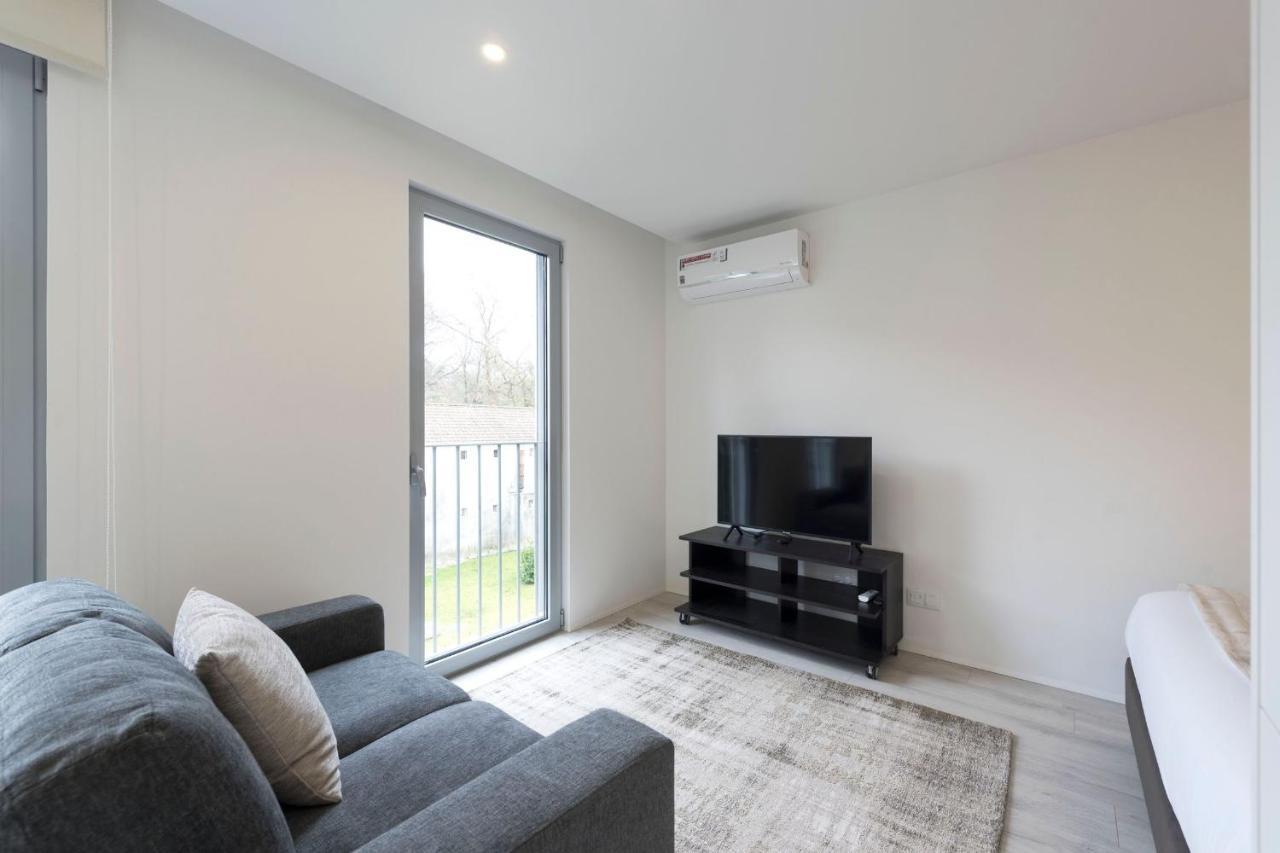 Lovelystay - Modern Loft With Gym & Free Parking Minutes Away From Cbd Porto Exterior foto