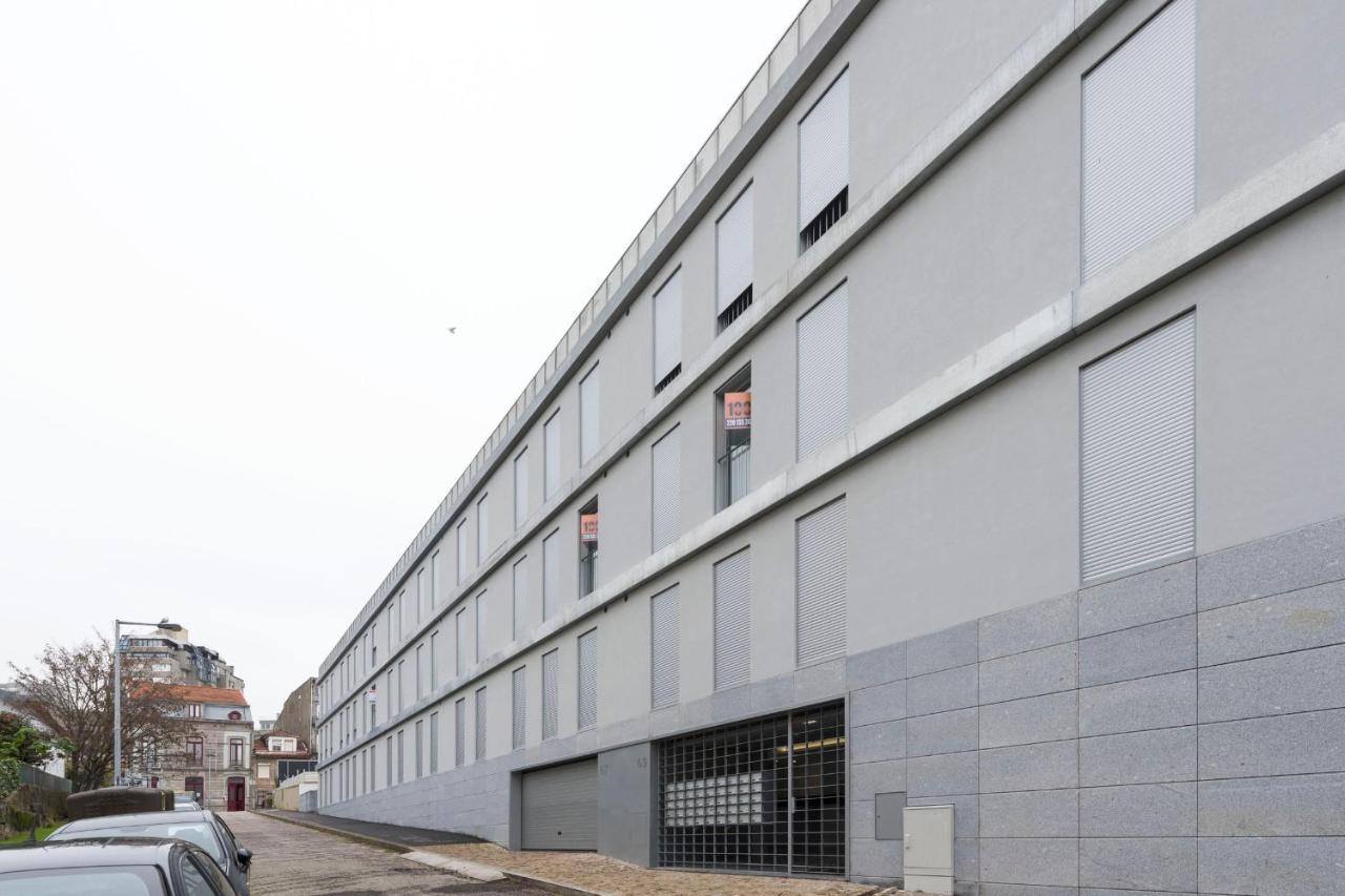 Lovelystay - Modern Loft With Gym & Free Parking Minutes Away From Cbd Porto Exterior foto